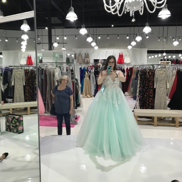 Beautiful wedding /prom dress - Picture 2 of 3